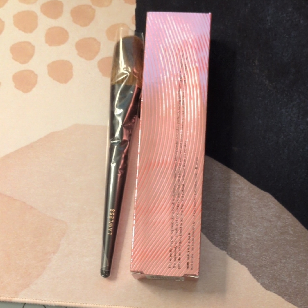 LAWLESS Powder Brush - Picture 2 of 3